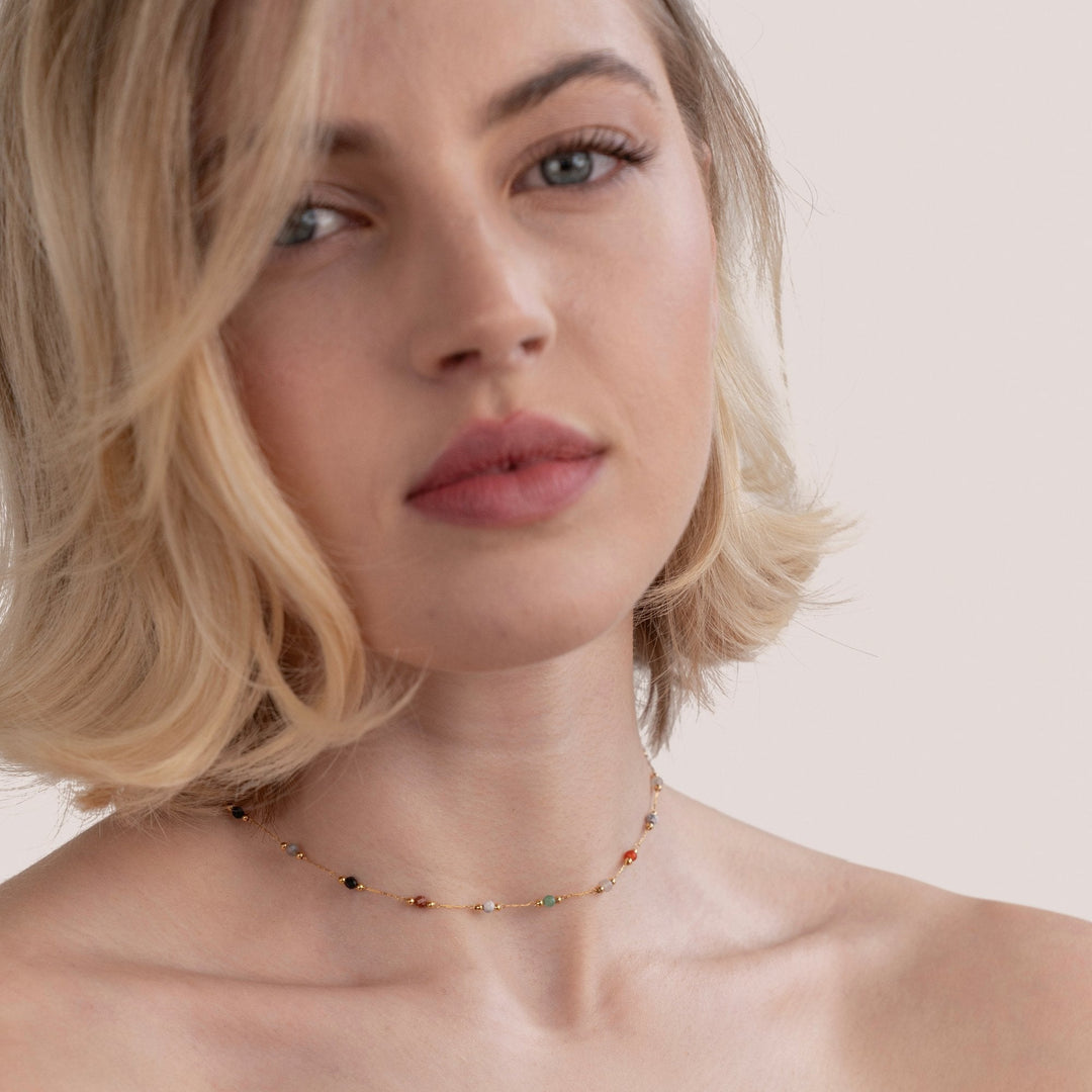 Zlatna choker ogrlica sa šarenim perlicama