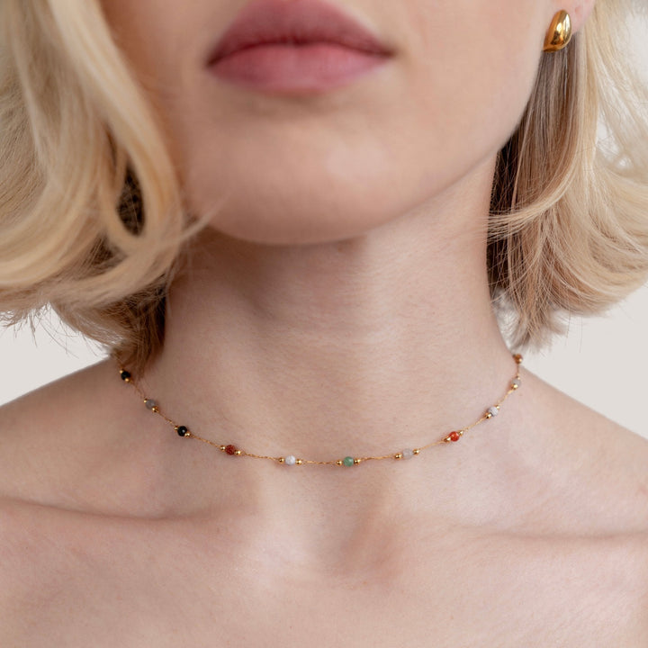 Zlatna choker ogrlica sa šarenim perlicama